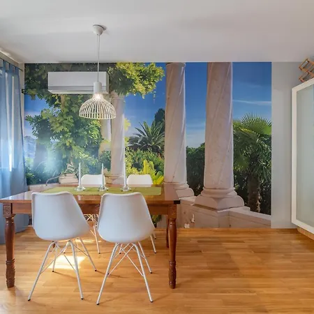 Colorful Oasis - Central 1-bedroom Flat In *